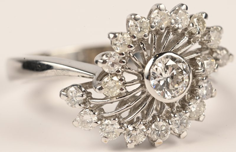 Een 18 kt witgouden ring bezet briljanten met een gezamenlijk gewicht van 0,86 ct.