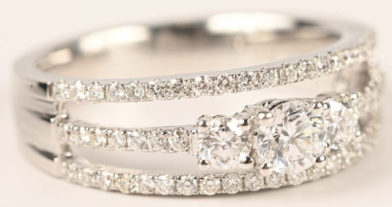 Een 18 kt witgouden ring bezet briljanten met een gezamenlijk gewicht van 0,84 ct.