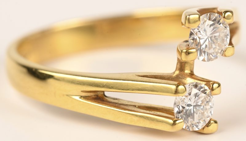 Een 18 kt geelgouden ring bezet met briljanten met een gezamenlijk gewicht van 0,52 ct. FVS2.