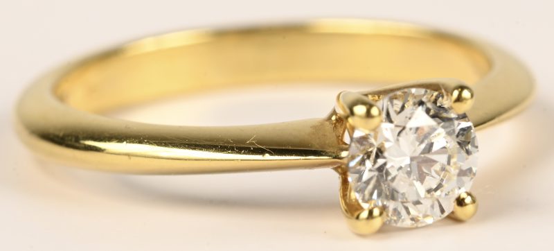 Een 18 kt geelgouden ring bezet met centrale briljant met gewicht van 0,60 ct. FSI1.