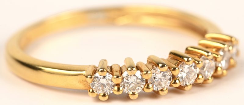 Een 18 kt geelgouden ring bezet met briljanten met gezamenlijk gewicht van 0,36 ct.