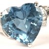 Een 18 kt witgouden ring bezet met briljanten met centrale hartvormige topaas van 11,7 ct. en baguetten met een gezamenlijk gewicht van 0,24 ct. Met certificaat.
