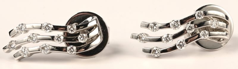 Een paar 18 kt witgouden oorbellen met briljanten met gezamenlijk gewicht van 0,36 ct.