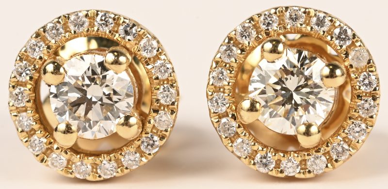Een paar 18 kt geelgouden oorbellen met centrale briljanten van totaal 0,64 ct GVS1 en briljanten met gezamenlijk gewicht van 0,16 ct.