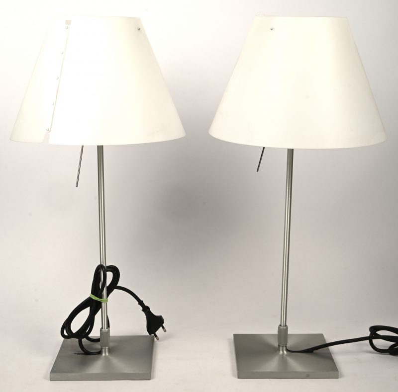 Een paar Italiaanse design lampen met aluminium voet, model Costanza. In werkende staat. Met witte kappen.