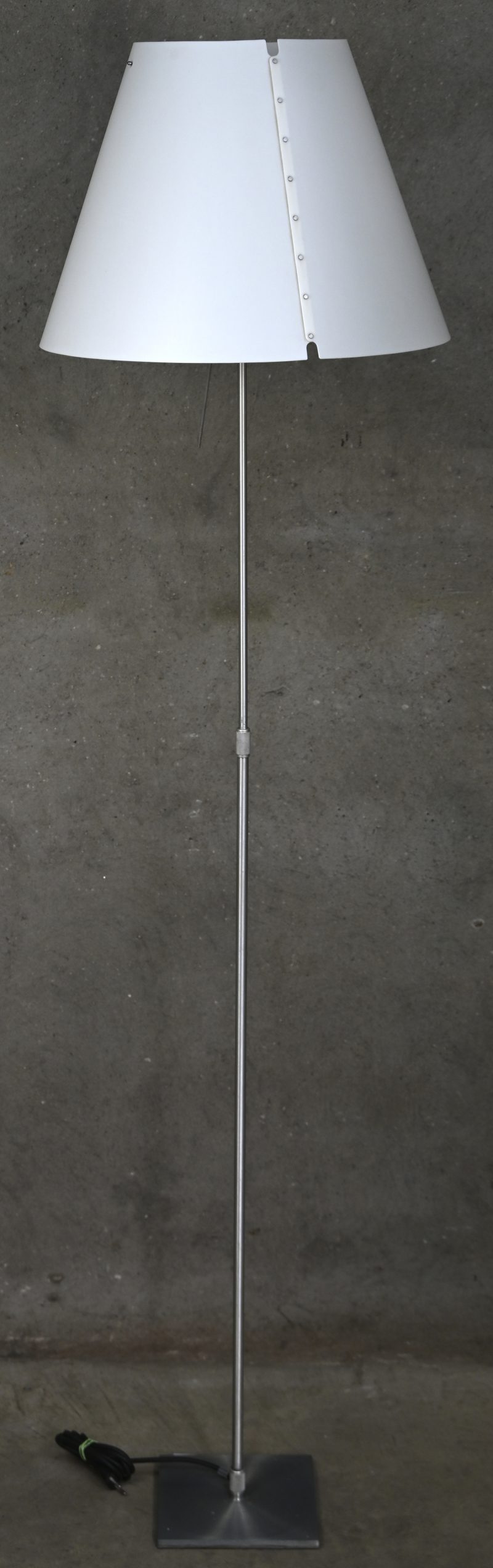 Een Italiaanse design lamp met in hoogte verstelbare aluminiumen voet, model Costanza. In werkende staat. Met witte kap.