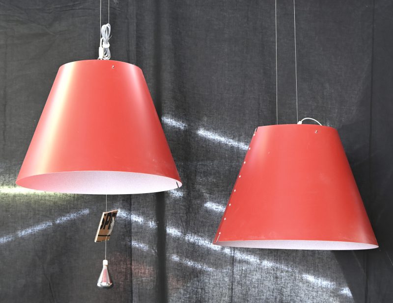 Een paar Italiaanse design hanglampen, model Costanza. In werkende staat. Met rode kap.