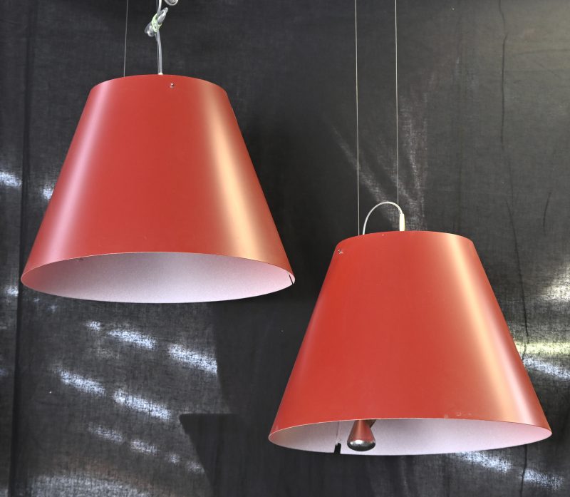 Een paar Italiaanse design hanglampen, model Costanza. In werkende staat. Met rode kap.