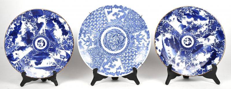 Drie borden van blauw-wit Chinees aardewerk. Vermoedelijk 19e eeuw.