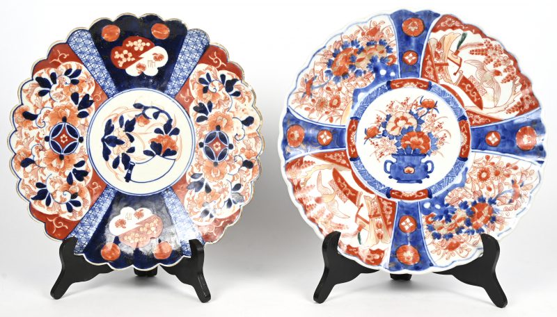 Een set van twee Imari borden.