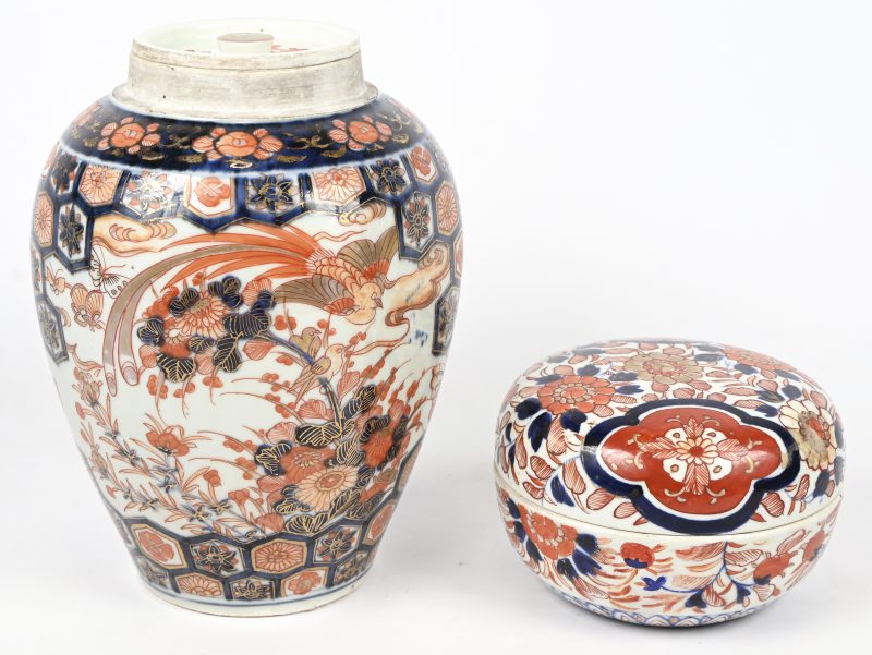 Een lot van twee Imari objecten. Een potje met deksel en een dekselvaas.