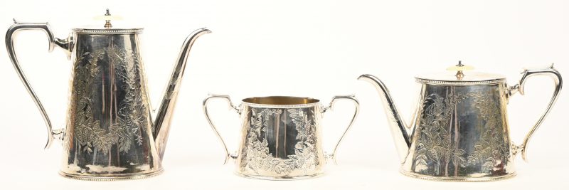 Een verzilverd metalen theeset bestaande uit een theepot, een koffiepot en een suikerpot.