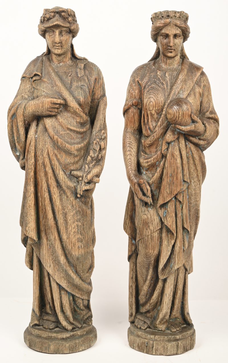 Twee Griekse goden, gesculpteerd eikenhouten beelden met restanten van polychromie. Midden vorige eeuw.