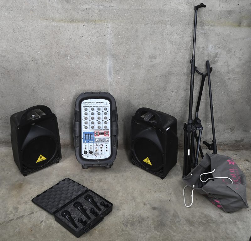 Een draagbare zang/PA-installatie: Behringer Europort EPA300, 300W. Toegevoegd een koffertje met 3 x een Behringer XM1800S microfoon, een zak kabels en een microfoonstandaard + onderdelen.