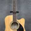 Een Samick Greg Bennett d-6ce1 electro-akoestische gitaar. Met staander.