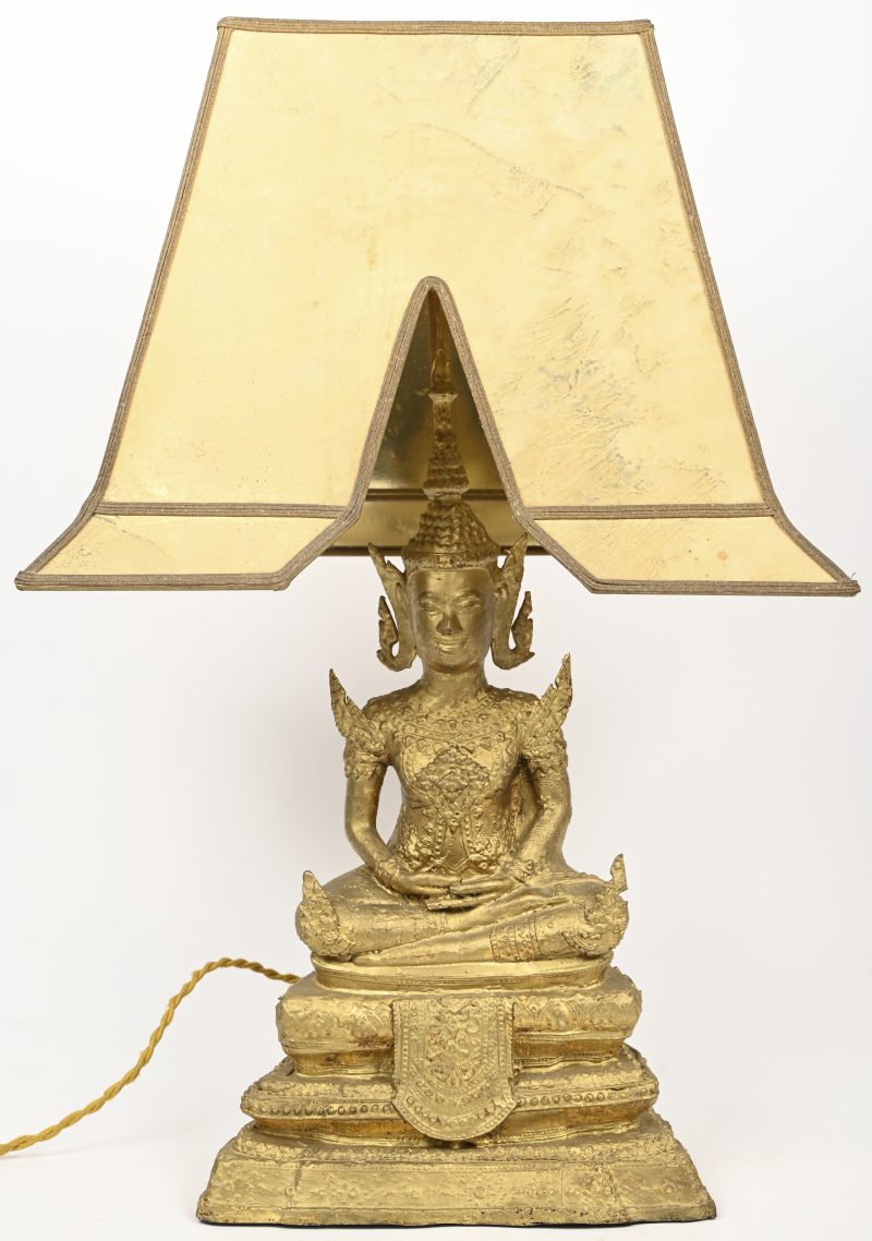 Een tafellamp met een Thaise tempelwachter als basis en een pagodevormige lampenkap.