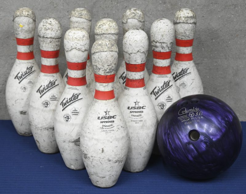 10 synthetische bowlingpins van Twister (Made in Germany, USBC certified) en een kleine bowlingbal (Columbia).