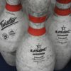10 synthetische bowlingpins van Twister (Made in Germany, USBC certified) en een kleine bowlingbal (Columbia).