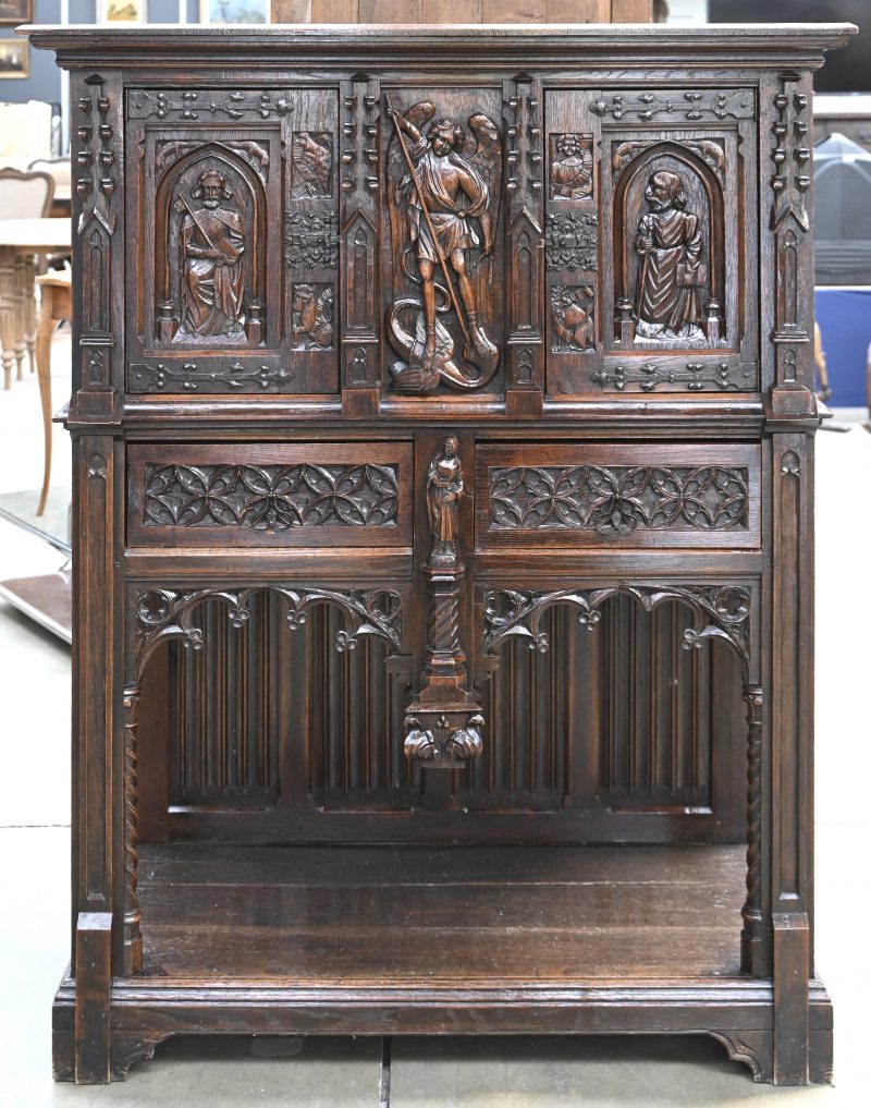 Een laatnegentiende-eeuwse credenza met twee gesculpteerde paneeldeuren.