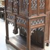 Een laatnegentiende-eeuwse credenza met twee gesculpteerde paneeldeuren.