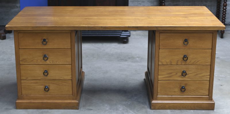 Een eikenhouten bureau met 4 laden aan elke kant. Ontworpen en uitgevoerd door Jan Spaens.