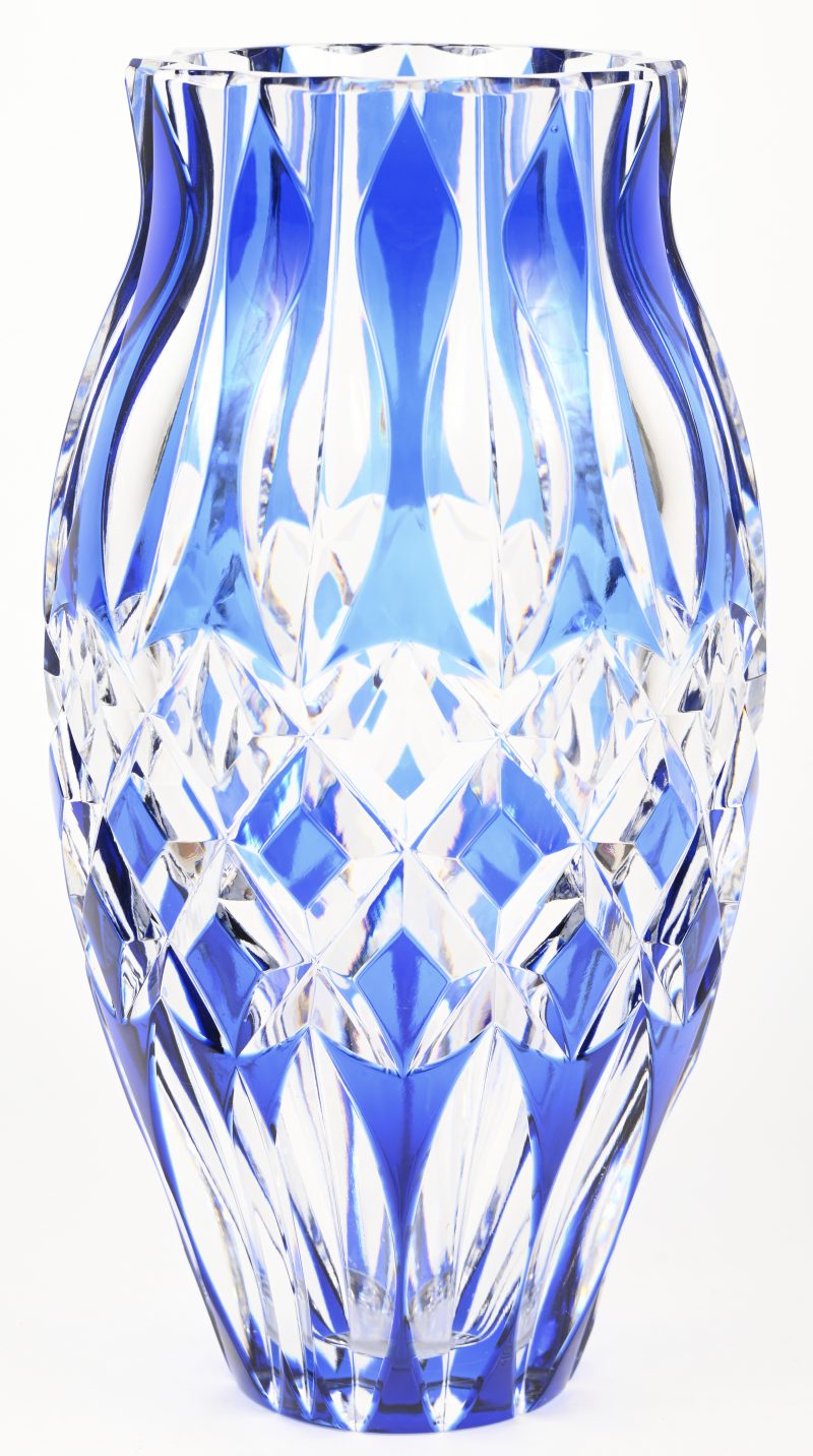Een vaas van kleurloos en blauw VSL kristal, onderaan getekend. Heeft minieme schade aan de rand.
