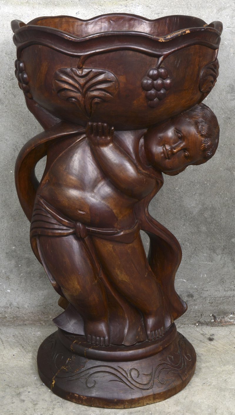 Een massief houten sculptuur van een kind dat een diepe schaal draagt. Aziatische makelij. Gebarsten aan de voet.