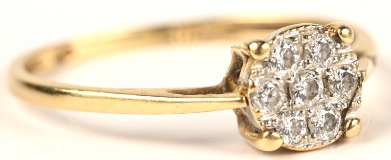 Een 18 kt geelgouden ring bezet met 7 kleine briljantjes.