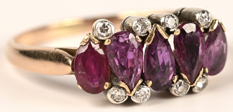 Een 18 kt geelgouden ring bezet met 8 kleine briljantjes en granaat met een gezamenlijk gewicht van +- 1 ct.