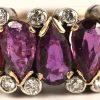 Een 18 kt geelgouden ring bezet met 8 kleine briljantjes en granaat met een gezamenlijk gewicht van +- 1 ct.