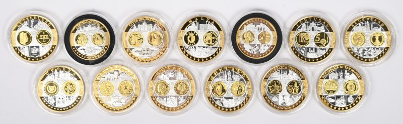 Een lot van dertien eerste slag euro-munten, gemerkt; Ag 999. Nederland, republica Italiana, Ireland, republica Di San Marino, Cypern, Letzenbuerg, Vaticano, Citta Del Vaticano, Malta, Belgique, Monaco, Deutschland en Portugal.