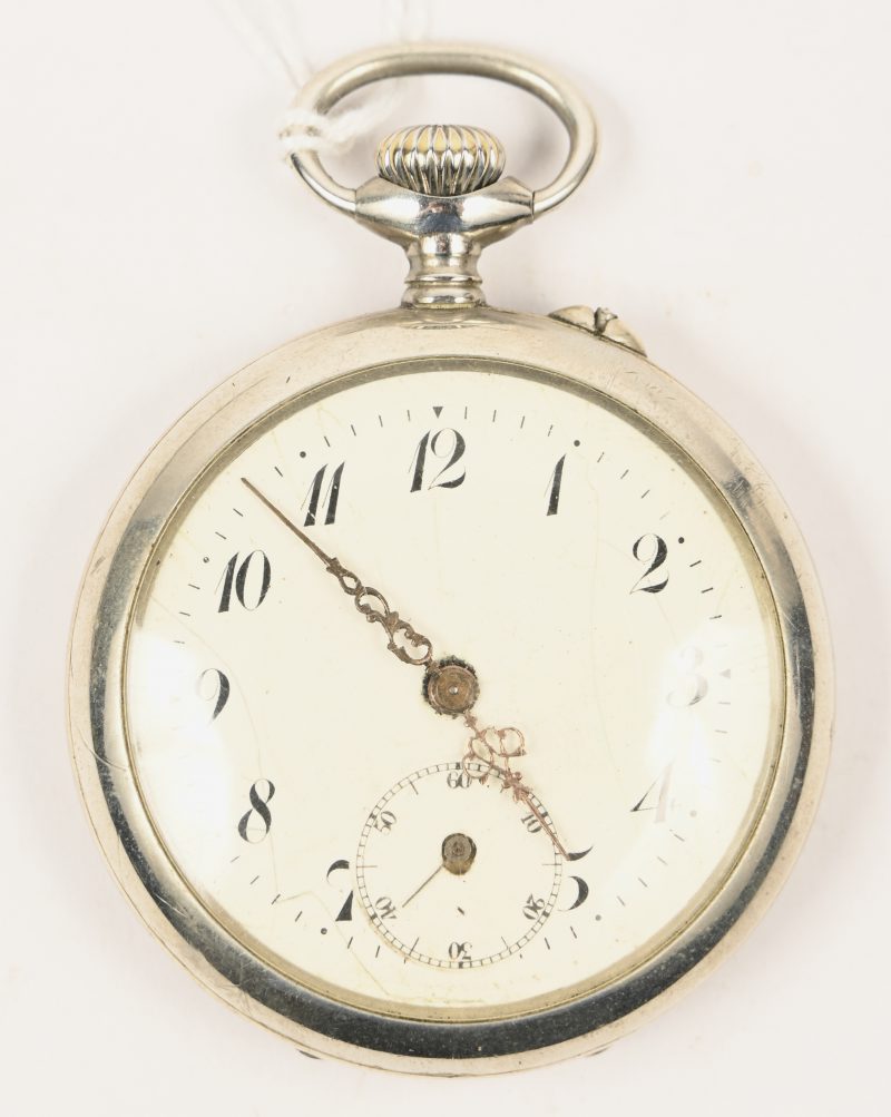 Een zakhorloge, gemerkt. U. H. Kleine haarscheur aan wijzerplaat.