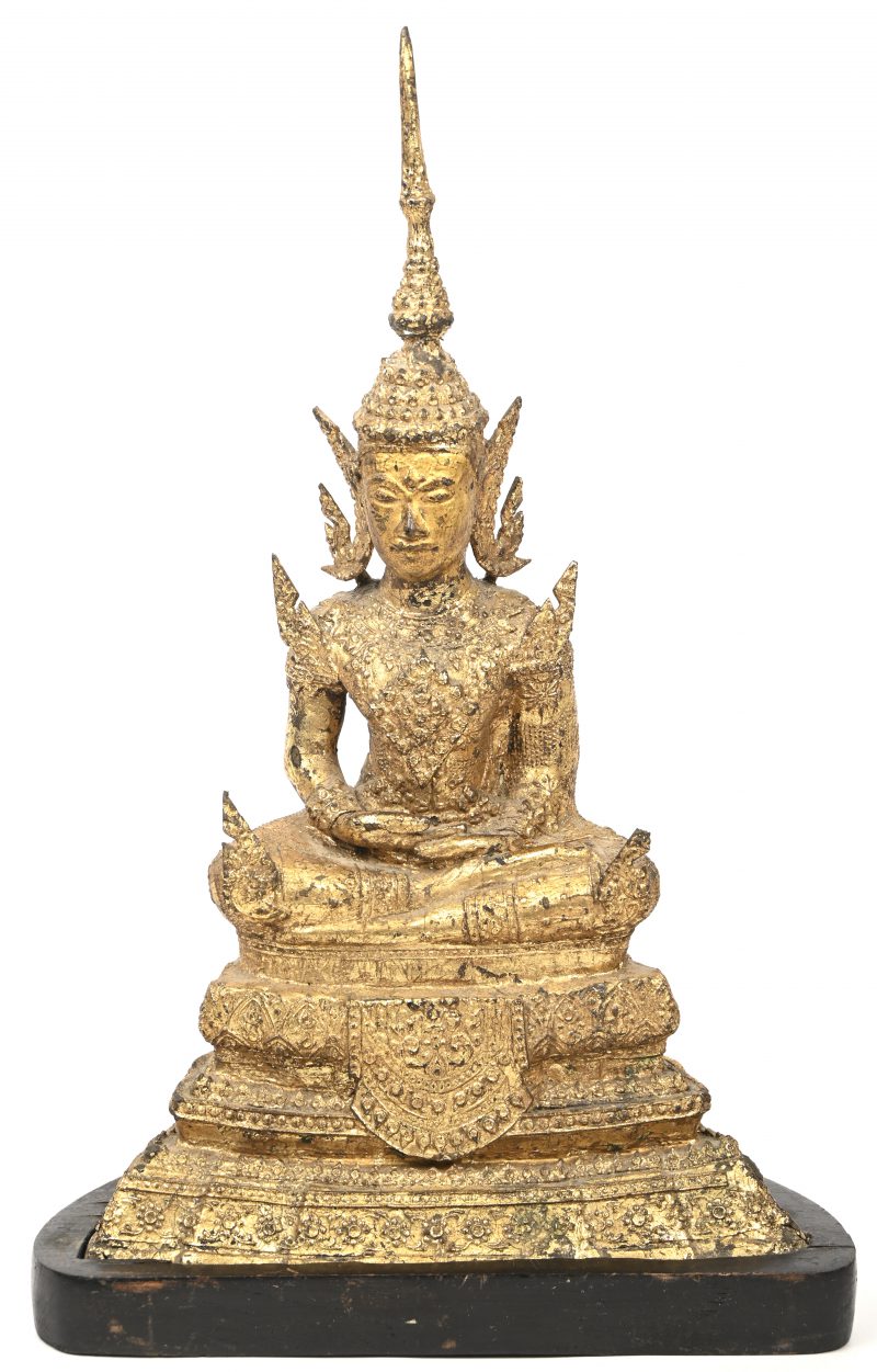 Een verguld metalen gezeten Buddhabeeld, deel van een tafellamp. Thais werk.