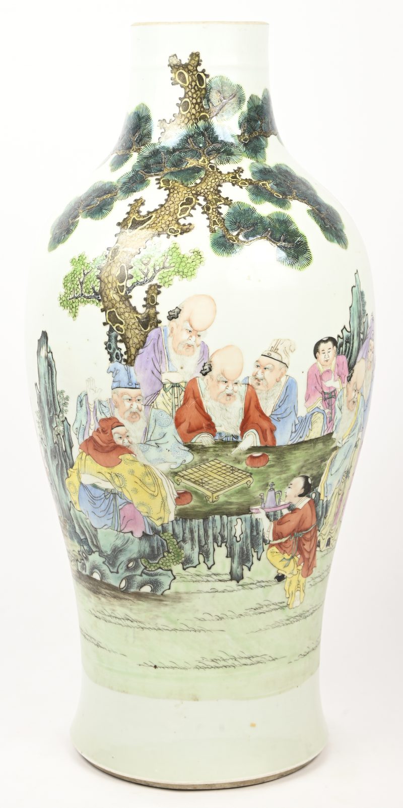 Een porseleinen vaas met Chinese wijze in het decor.