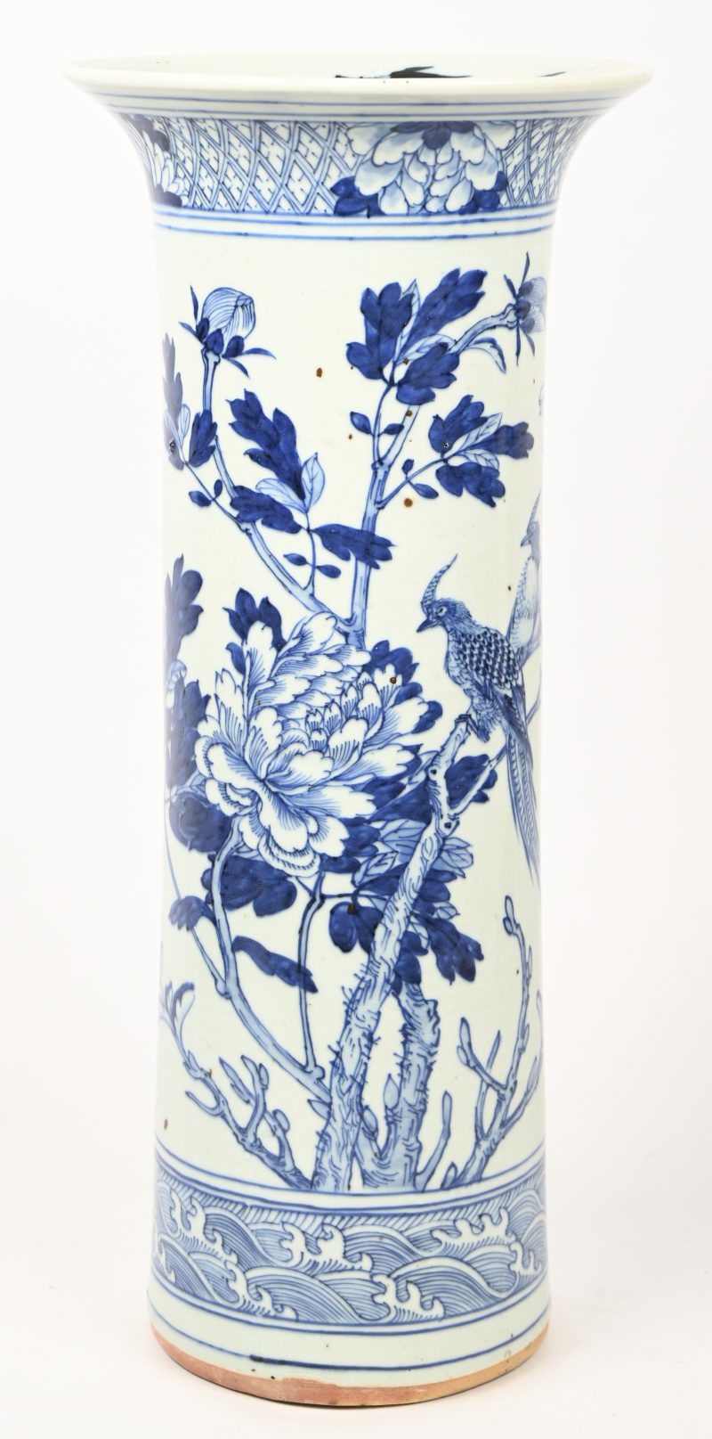 Een bekervaas in Chinees blauw-wit met fauna en flora in het decor. Haarlijn.