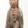 Een polychrome gesculpteerd houten Madonna met Kind, naar de middeleeuwen.