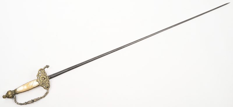 Een sierdegen met parelmoer greep en messing pommel. Zonder schede.
