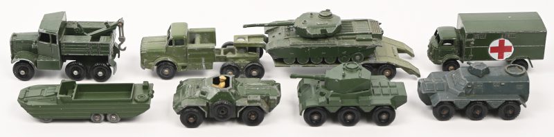 Een lot van 8 militaire voertuigen, vintage Lesney. Centurion tank MK III, Antar tank-transporter (nr. 3), Saracen (nr. 54), D.U.K.W. (nr 55), Ferret scout car nr. (61), Service ambulance nr. (63), Scammel breakdown truck nr. (64) en Saladin armoured car nr. (67). In zeer goede vintage staat.