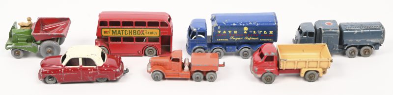 Een lot van 7 vintage Lesney speelgoedautootjes. Dubbeldekkerbus nr. 5, Sugar container nr. 10, nr. 15 (6 wielen), Vauxhall nr. 22, Bedford 7 top tipper nr. 40, 10 ton pressure refueler nr. 73 en Dumper nr 92, met bestuurder. In goede vintage staat.
