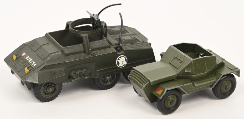 Een ‘Scout Car’ nr. 673 van Dinky Toys. Met bestuurder. Toegevoegd een M-20 Scout car van het merk Solidor.