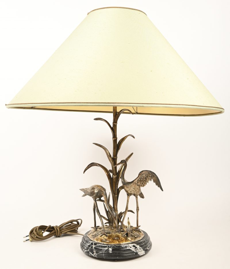 Een vintage tafellamp met kraanvogels, Hollywood Regency, messing op marmeren voet, getekend S. Agudo.