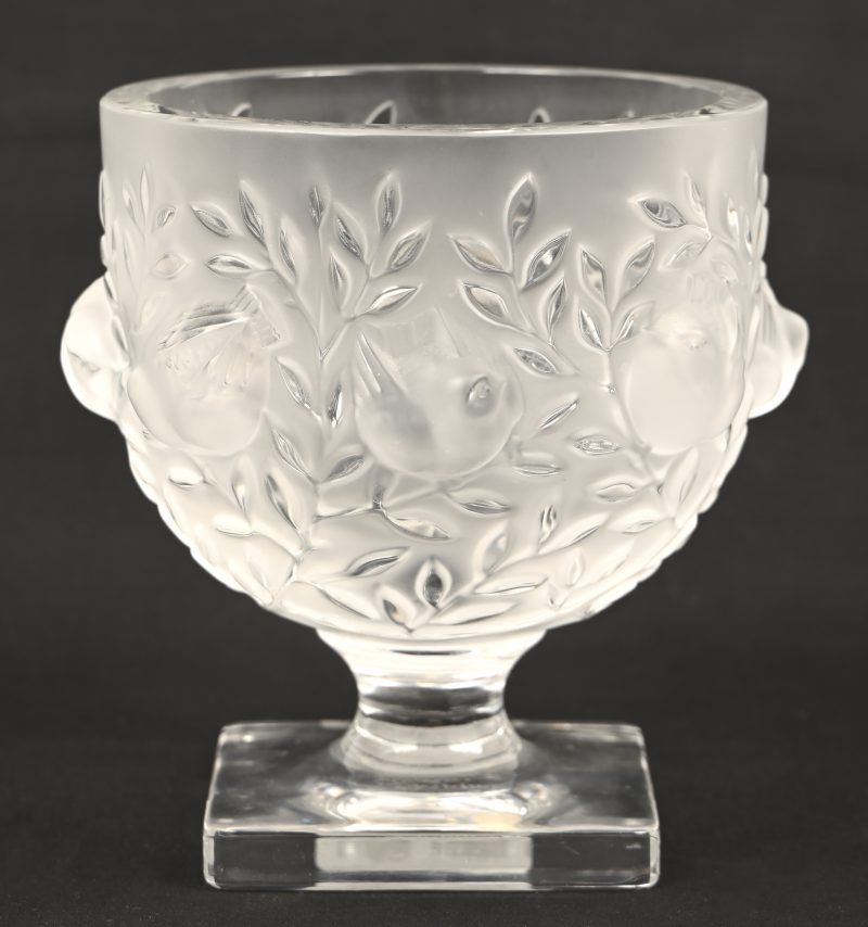 Een vaas, model Elisabeth ontworpen in 1961 door Marc Lalique voor Lalique France met fauna en flora in het reliëf.