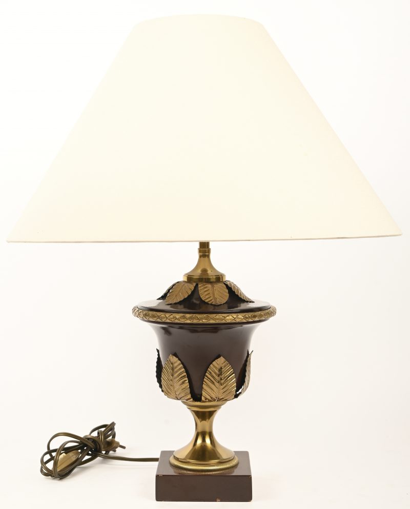 Een vintage tafellamp, houten voet en messing delen, in Regency stijl.