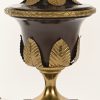 Een vintage tafellamp, houten voet en messing delen, in Regency stijl.