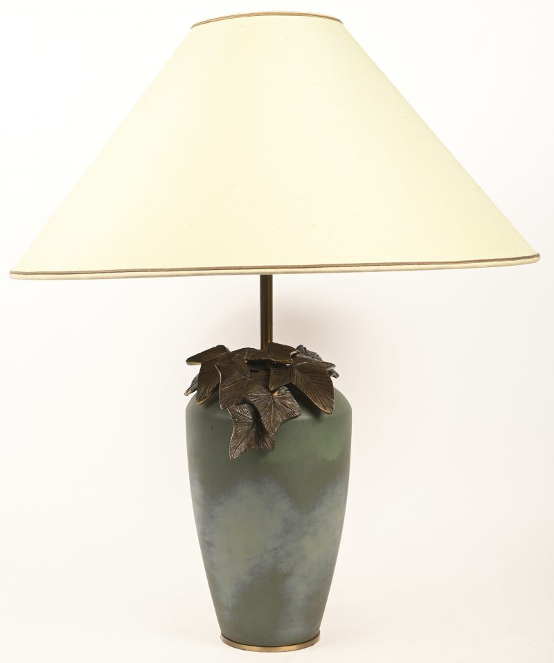 Een vintage tafellamp, groen gepatineerde metalen voet en messing bladeren, gemerkt Charles, Made in France.
