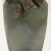 Een vintage tafellamp, groen gepatineerde metalen voet en messing bladeren, gemerkt Charles, Made in France.