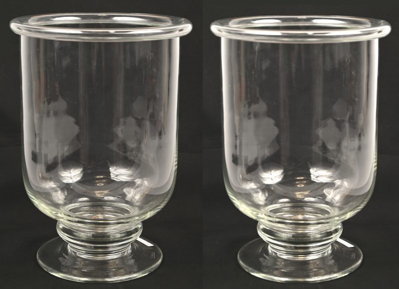 Een set van 2 glazen windlichten, gemerkt Pomax.