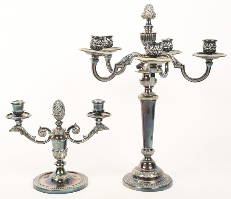 Een lot van 2 verzilverd metalen kandelaars, gemerkt Chrysalia.