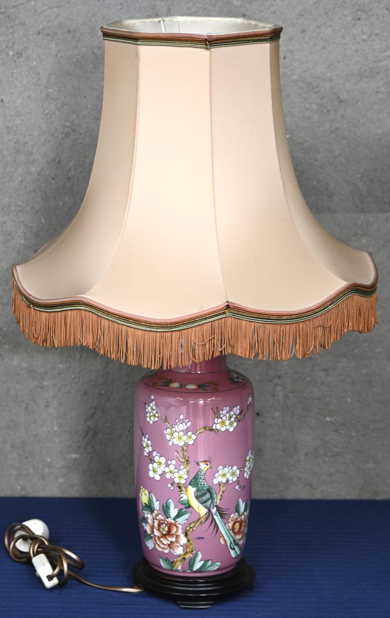 Een tafellamp met voet in Chinese stijl, décor a la main. Faina en flora op zalmroze achtergrond.