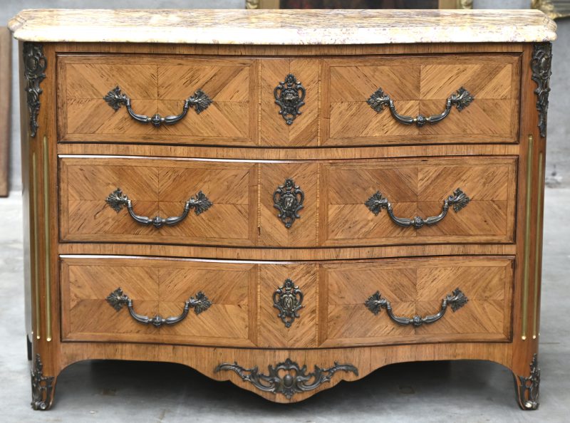 Een commode met 3 laden en marmeren blad in Louis-XV stijl, marqueterie en bronzen beslag/handvaten.